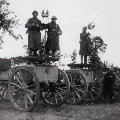Een 15 cm-zoeklicht.