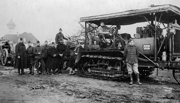 Een landbouwtractor van het type 'Holt Caterpillar' van 11 ton Een landbouwtractor van het type 'Holt Caterpillar' van 11 ton